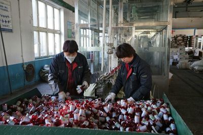 区安监局突检化工园区 强化劳动防护用品监管守护安全生产底线